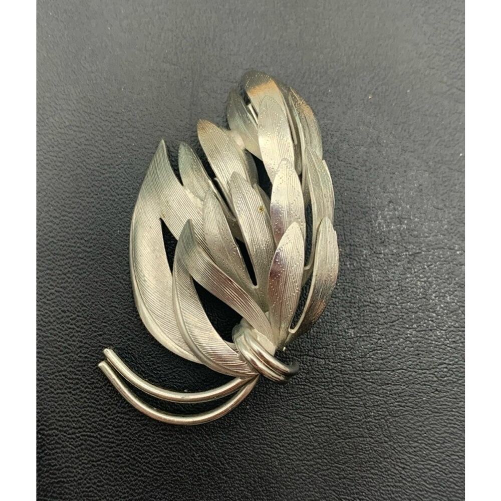 Vintage Beautiful Silver Tone Flower / Leaf / Leaves Brooch Etched Details